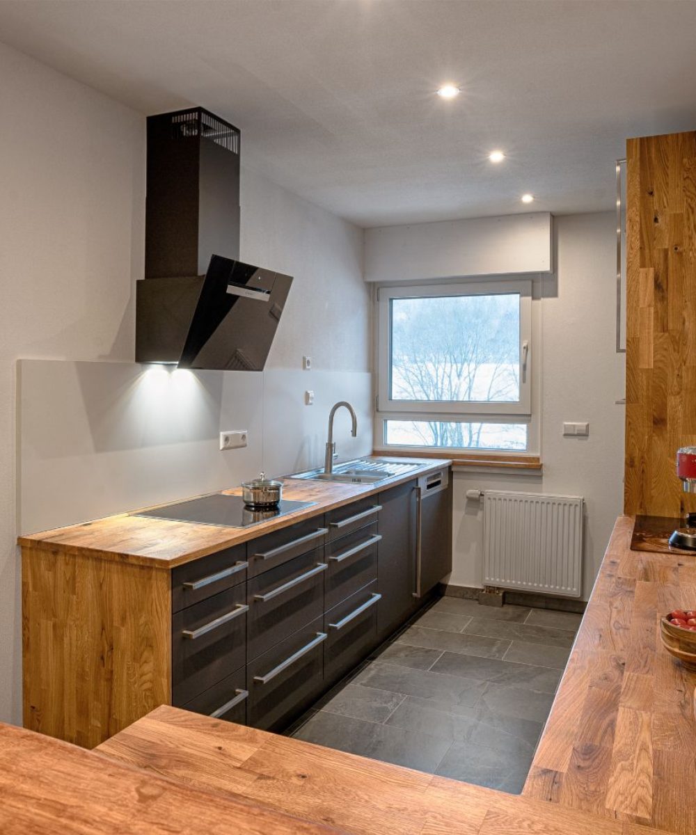 Küchenbau in Altholz-Optik und Schiefergrau in Lenzkirch 4